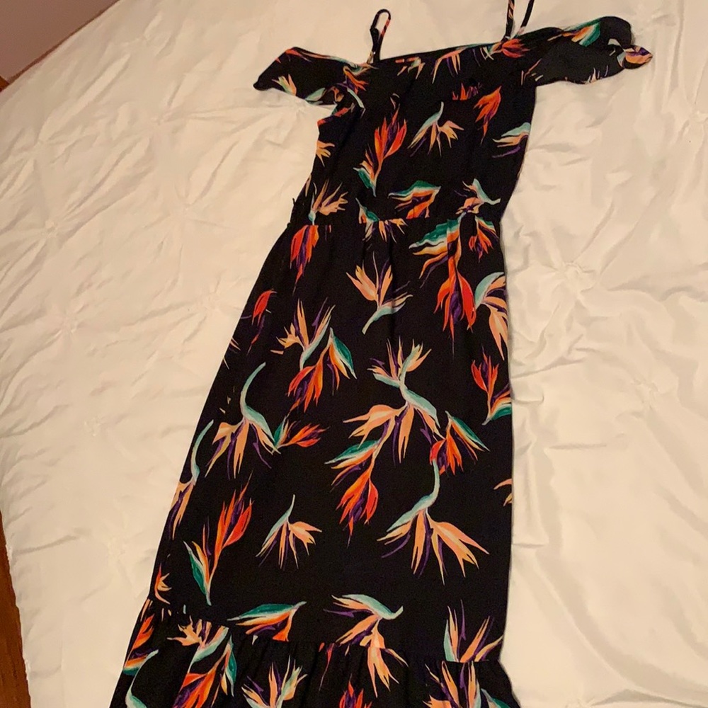 Beautiful maxi dress from target. Comes with belt.